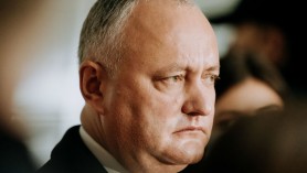 „Satul arde, baba se piaptănă.” Dodon pregătește un nou proiect de lege cu privire la funcționarea limbilor